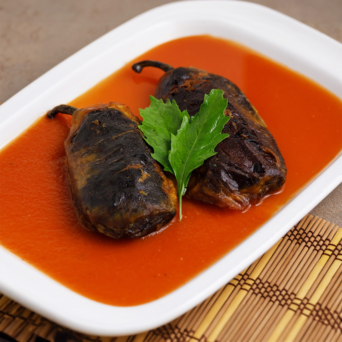 Chile Ancho Relleno de Plátano Macho con Queso en Jitomate